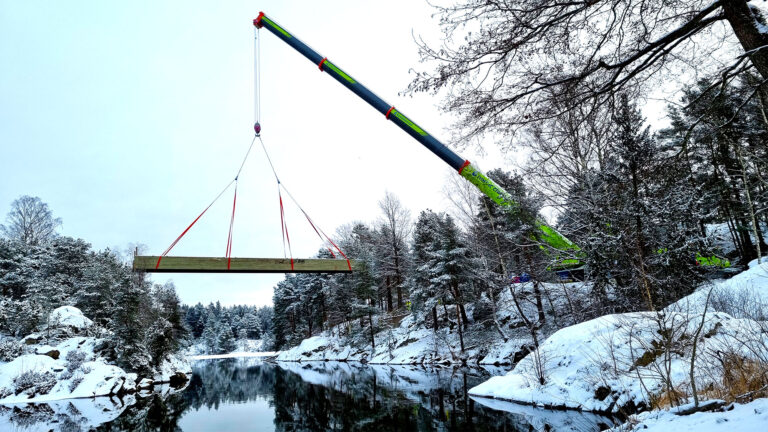 650 tons mobilkran lyfter bro